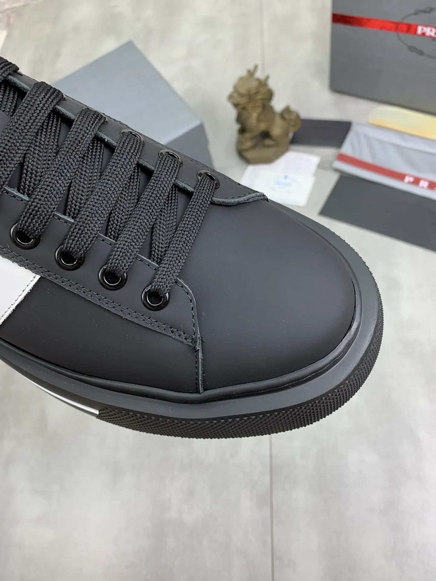 Men's Men's Shoes💰P560💰【New Style】 The latest model of high-quality PRADA classic men's shoes has been launched on the official website in 1:1 replica, synchronized in Hong Kong counters and on the same catwalk; all made of calfskin ➕Imported cowhide lining, 🍡🍡original rubber outsole 1:1 non-slip and wear-resistant; comfortable to wear, attractive style, fine workmanship, and simple and neat shoe last, showing a man's courage and toughness, 👍Number 38 to 44 (45 can be customized) 4⃣️colors🉑️ to choose from